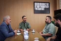 مدیر بیمارستان فارابی پای صحبت‌های کارکنان خدمات نشست